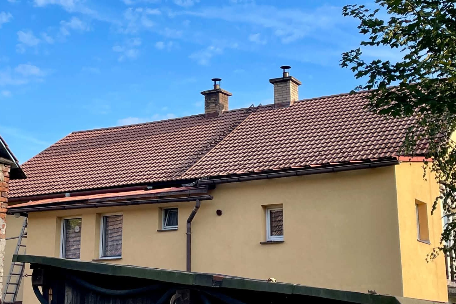 Střecha domu po vyčištění
