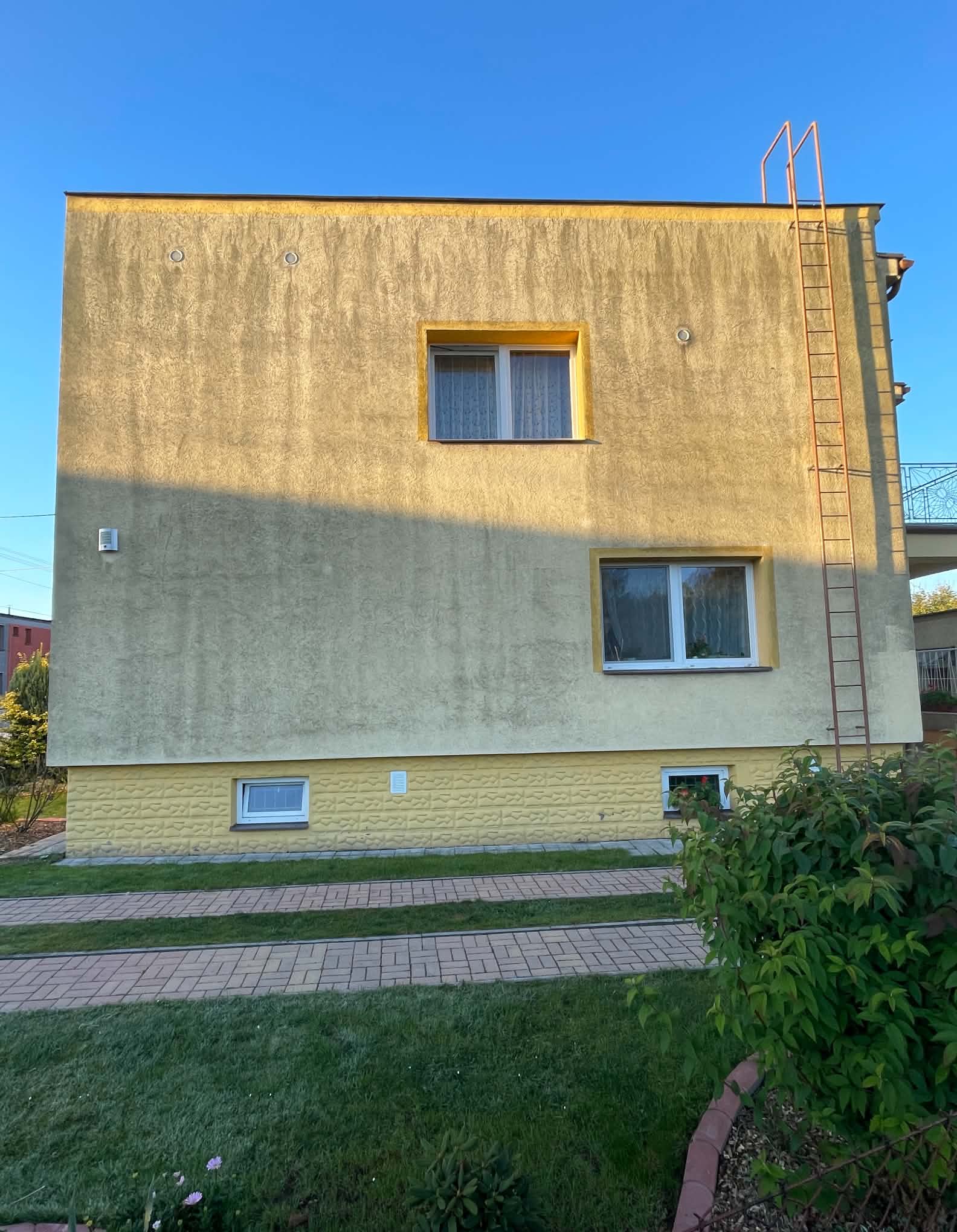 Fasáda domu před čištěním