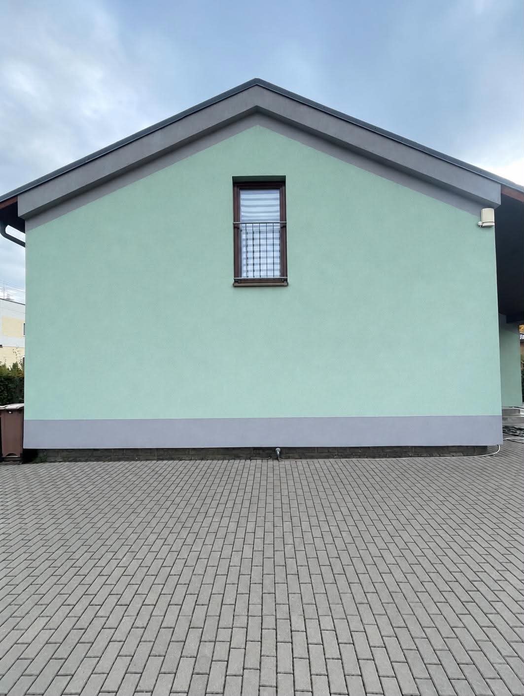 Boční stěna domu po vyčištění