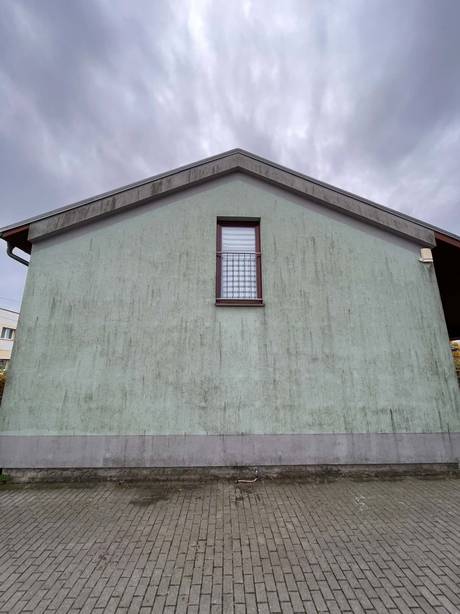 Boční stěna domu před čištěním